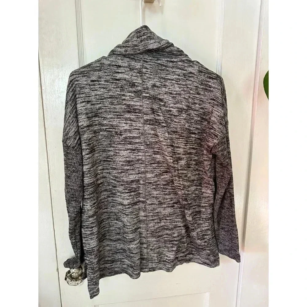 Tahari Women’s size Medium Sweater - Picture 6 of 7